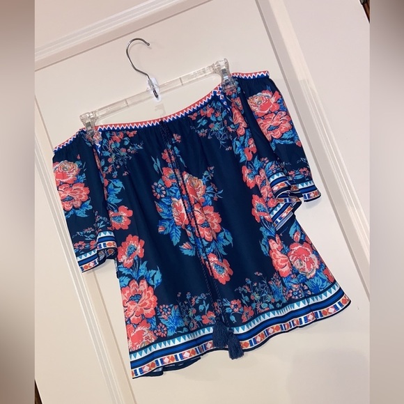 GUC Flying🍅 Sz-S Scoping Neckline/Cold Shoulder, Angle Sleeves, Lightweight Top - Picture 9 of 16